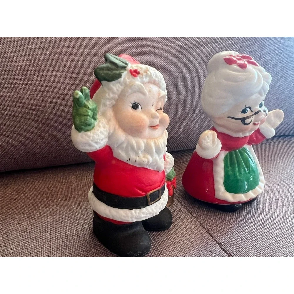 CGC Vintage Santa and Mrs Claus Figurines 4.5in Red Ceramic Winking Kitsch Set